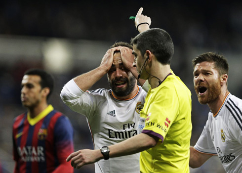 Real Madrid players angry at the Clasico referee