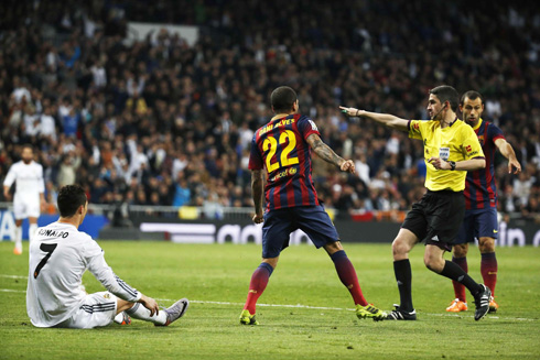 Referee pointing to the penalty spot, in Real Madrid vs Barcelona