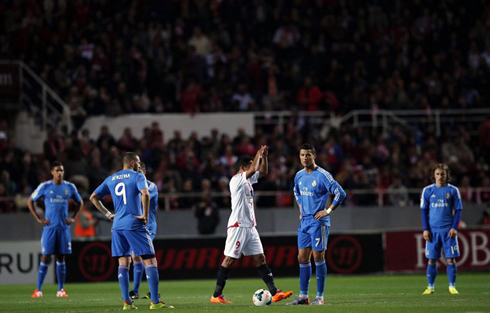 Real Madrid players waiting for Sevilla to get back to their half, in order to resume the game