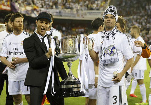 Cristiano Ronaldo and Pepe holding the Copa del Rey 2014 trophy