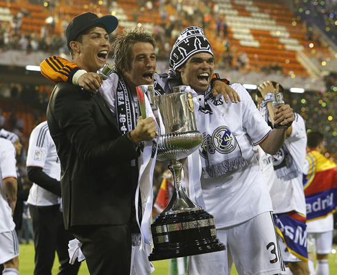 Cristiano Ronaldo, Fábio Coentrão and Pepe, taking a photo holding the Copa del Rey cup