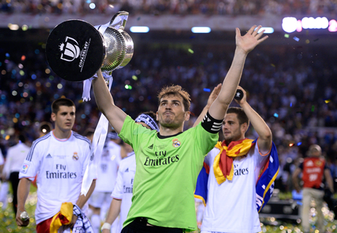 Iker Casillas raising the Spanish King Cup trophy