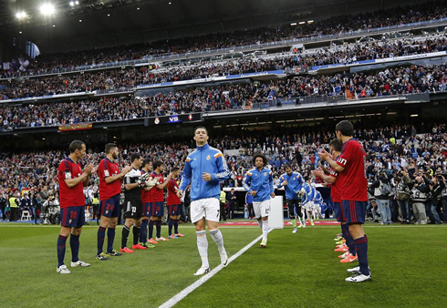 Osasuna doing the guard of honor (Pasillo) to Real Madrid