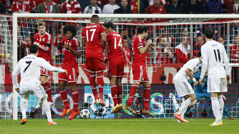 Cristiano Ronaldo masterpiece free-kick below the wall, in Bayern Munich 0-4 Real Madrid