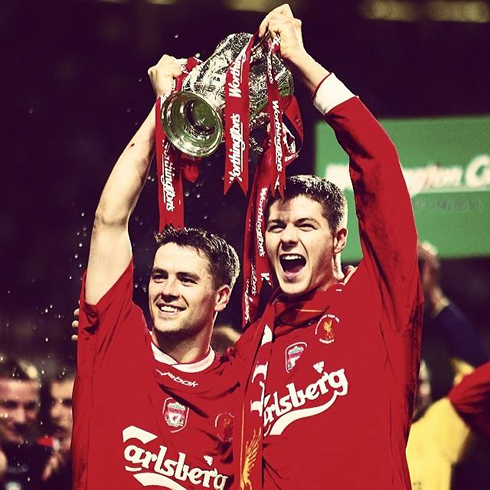 Michael Owen and Gerrard holding a trophy in Liverpool