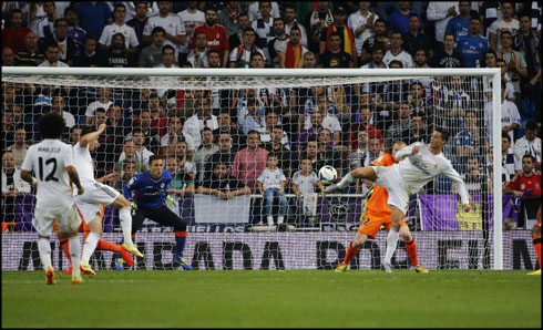 Cristiano Ronaldo pulls off a Zlatan karate backheel goal, in Valencia vs Real Madrid in 2014
