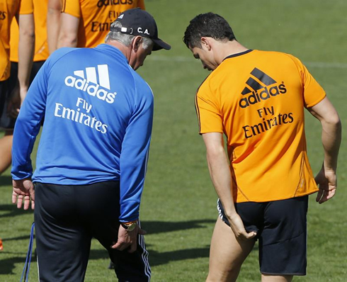Cristiano Ronaldo explaining Ancelotti where he feels the pain