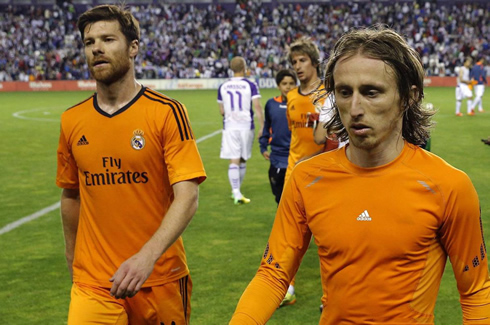 Xabi Alonso and Luka Modric walking off the pitch