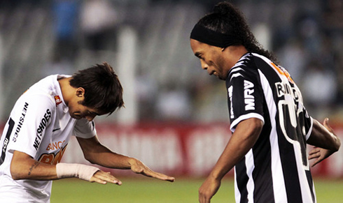Neymar showing his respect to Ronaldinho