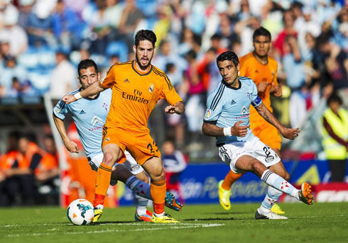 Isco getting past opponents in midfield, in Celta vs Real Madrid