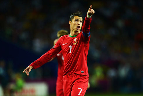 Cristiano Ronaldo pointing to the game clock