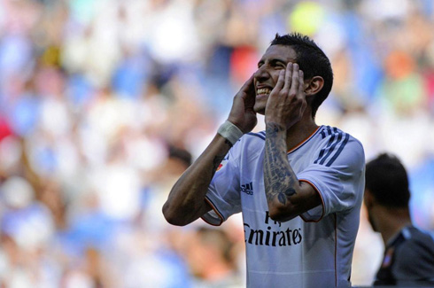 Angel Di María scratching his face