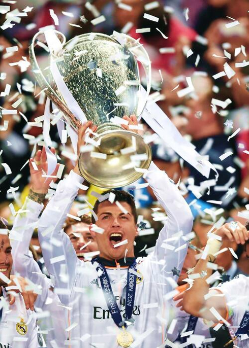 Cristiano Ronaldo lifting La Decima Champions League trophy