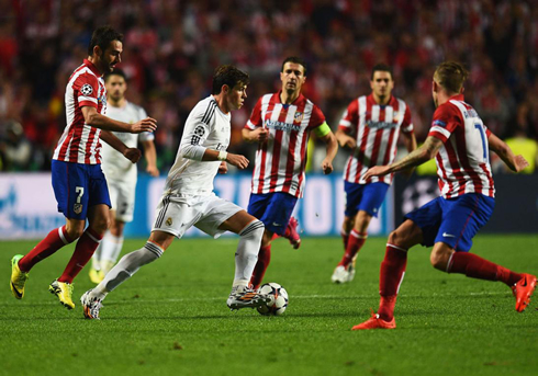 Gareth Bale surrounded by Atletico Madrid defenders