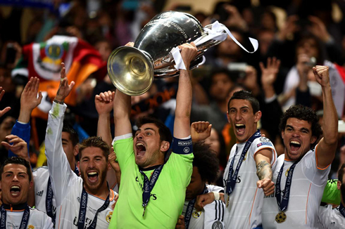Iker Casillas lifting the 10th Real Madrid UEFA Champions League