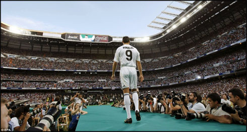 Cristiano Ronaldo presentation day in Real Madrid in 2009, wearing number 9 jersey