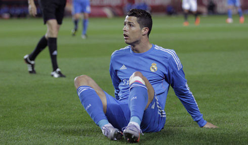 Cristiano Ronaldo wearing a bandage on his left knee