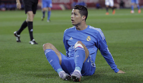 Cristiano Ronaldo wearing a bandage on his left knee