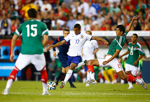 Nani shooting with his right foot, in Portugal vs Mexico