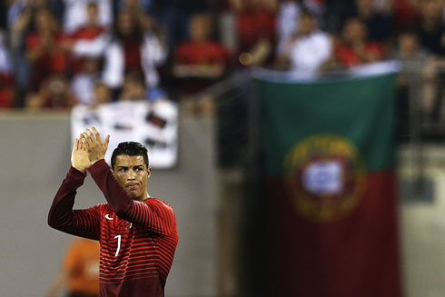 Cristiano Ronaldo applauds the fans at the Met Life stadium