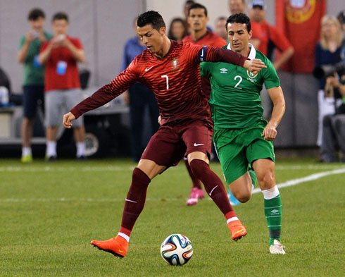 Cristiano Ronaldo holds on to the ball and protects it with his body