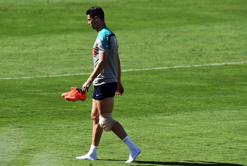 Cristiano Ronaldo with a bandage around his knee, leaving Portugal Team's practice before it was over
