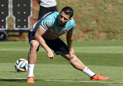 Cristiano Ronaldo injured but stretching in Portugal Team practice