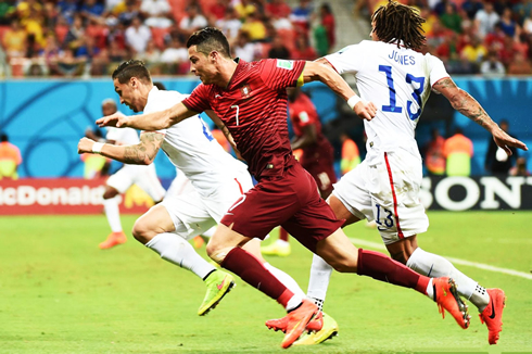 Cristiano Ronaldo running past two defenders in Portugal vs USA