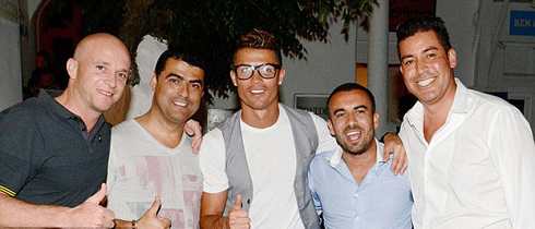 Cristiano Ronaldo in a photo next to his brother Hugo and some friends, in Mykonos