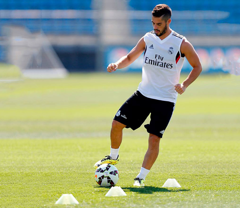 Isco performing a practice drill in Real Madrid pre-season training