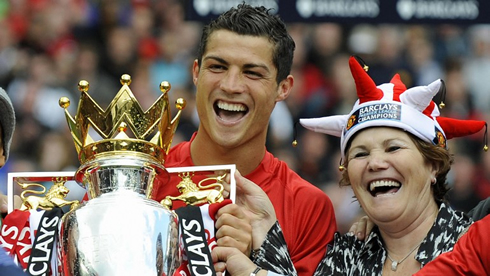 Cristiano Ronaldo and his mother, champions in Manchester United