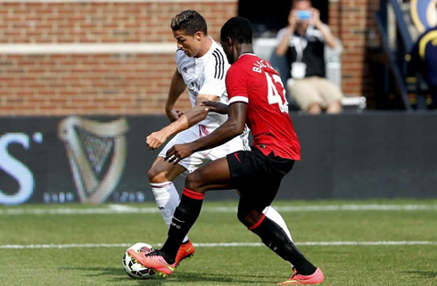 Cristiano Ronaldo hiding the ball from a defender, in Real Madrid vs Man Utd