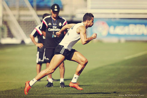 Cristiano Ronaldo sprinting in a Real Madrid practice, in 2014-15