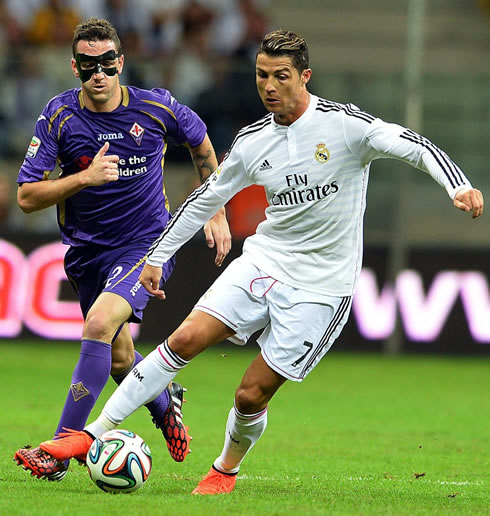 Cristiano Ronaldo playing in Real Madrid vs Fiorentina