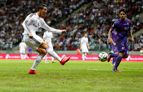 Cristiano Ronaldo right foot shot, in Real Madrid vs Fiorentina
