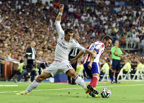 Gareth Bale stretching his left leg in Real Madrid vs Atletico