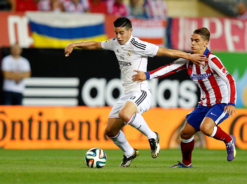 James Rodríguez protecting the ball from Griezmann