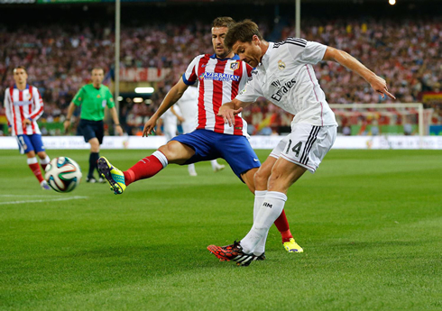 Xabi Alonso playing in Atletico vs Real Madrid, in the Spanish Super Cup 2014