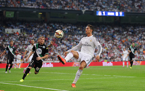 Cristiano Ronaldo controlling the ball in the Santiago Bernabéu
