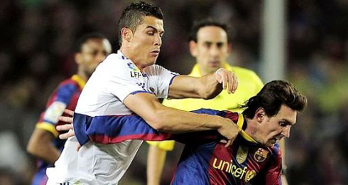 Cristiano Ronaldo fightin with Lionel Messi
