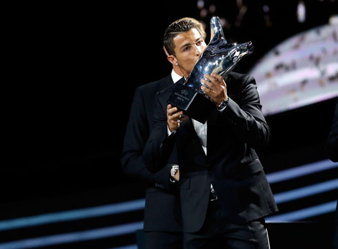 Cristiano Ronaldo kissing his latest individual trophy