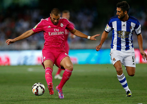 Karim Benzema playing for Real Madrid with the 2014-15 pink uniform