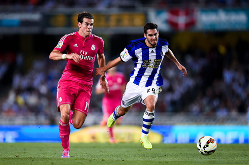 Gareth Bale running in Real Madrid's pink jersey 2014-15