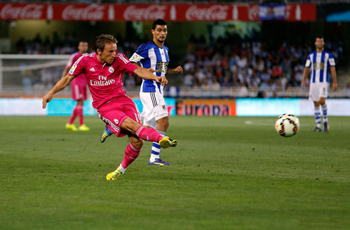Luka Modric playing for Real Madrid in a pink jersey 2014-2015