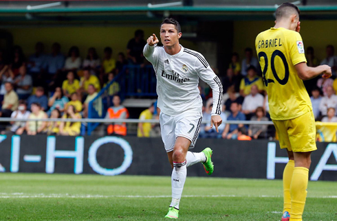 Cristiano Ronaldo running towards Benzema to dedicate him the goal