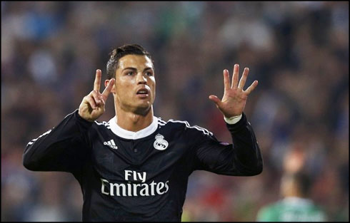 Cristiano Ronaldo showing 7 fingers