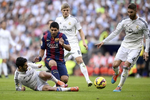 Isco tackling Luis Suárez in El Clasico Real Madrid vs Barcelona