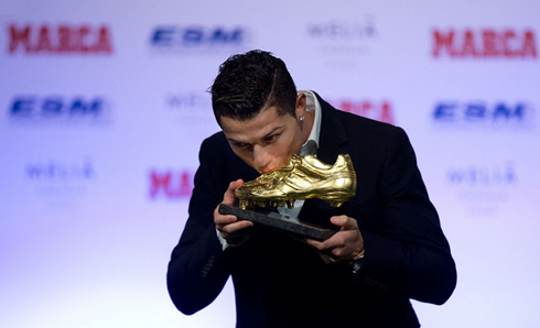 Cristiano Ronaldo kissing the Golden Boot