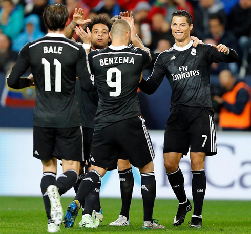 Cristiano Ronaldo celebrates Real Madrid against Malaga with the rest of his teammates