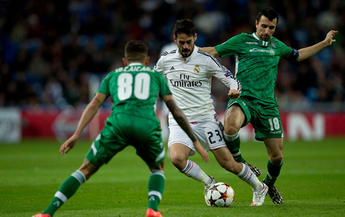 Isco slalom between defenders, in Real Madrid Champions League game